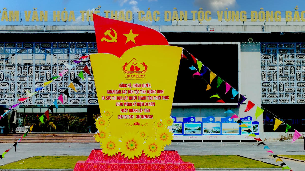 Trung tâm văn hóa thể thao các dân tộc vùng Đông Bắc (huyện Tiên Yên, Quảng Ninh) được trang hoàng lộng lẫy.