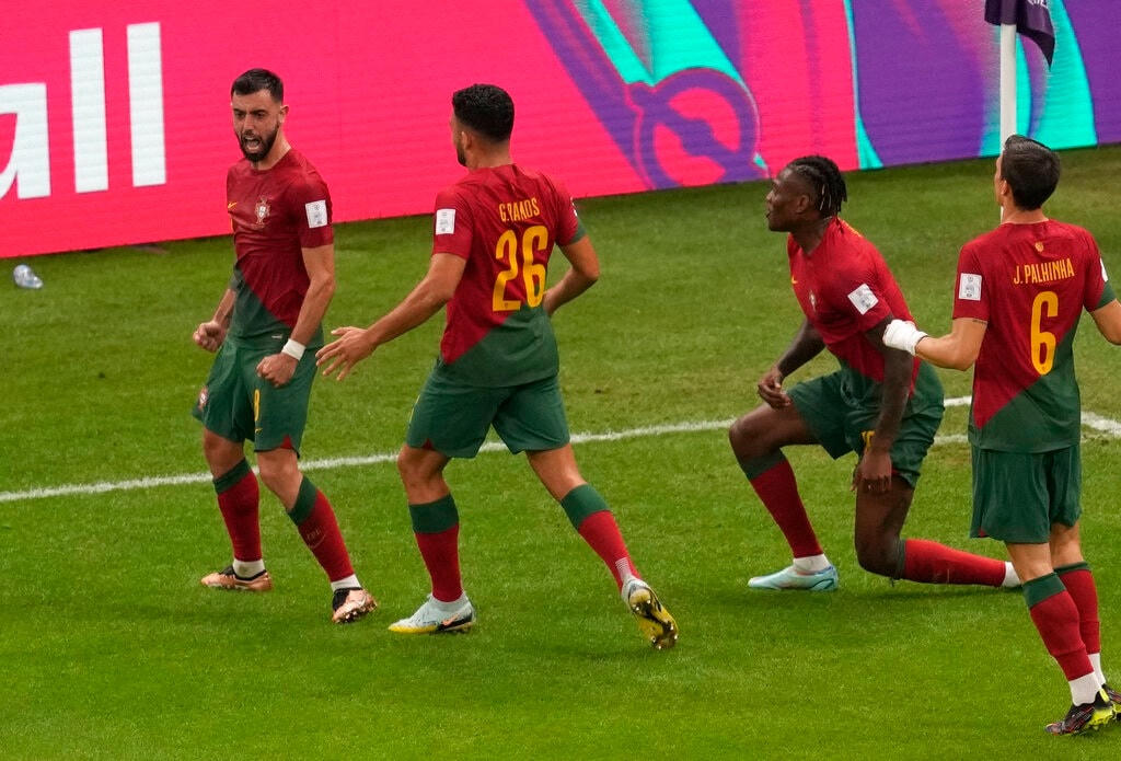 Niềm vui của Fernandes khi lập cú đúp cho Bồ Đào Nha vào lưới Uruguay (Ảnh: AP).