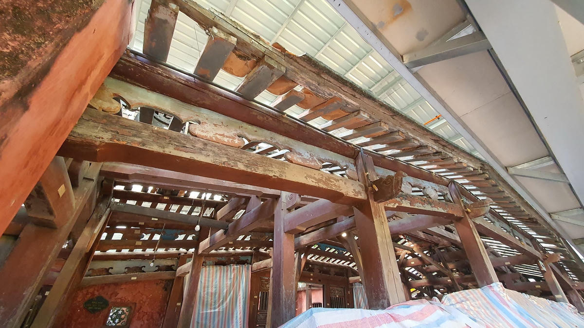 Cầu Chùa sau khi hạ giải các mái ngói.