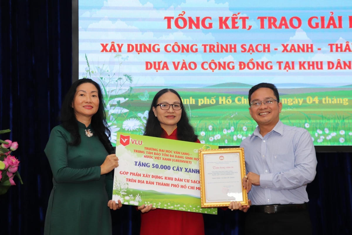 Đại diện Uỷ ban MTTQ Việt Nam TP HCM trao thư cảm ơn cho một đơn vị tài trợ cây xanh của chương trình.