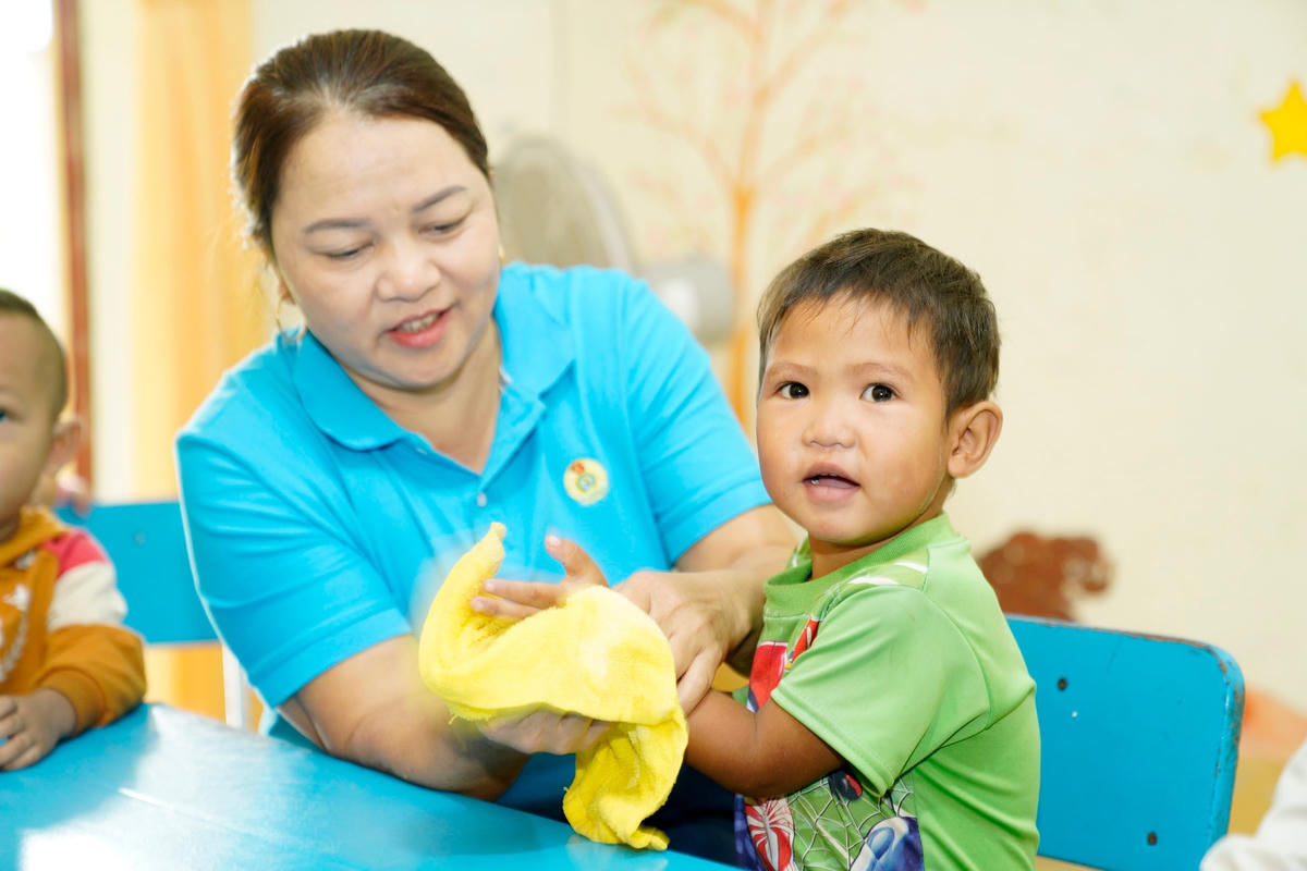 Giáo viên ở bản Rào Tre không chỉ dạy chữ còn kiêm cả “cô nuôi”.