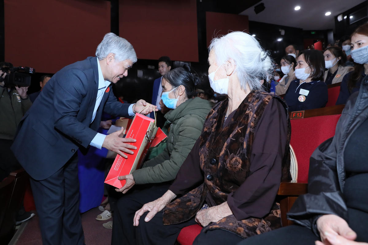 Chủ tịch Đỗ Văn Chiến tặng quà cho người nghèo tại chương trình “Tết Nhân ái” năm 2023.