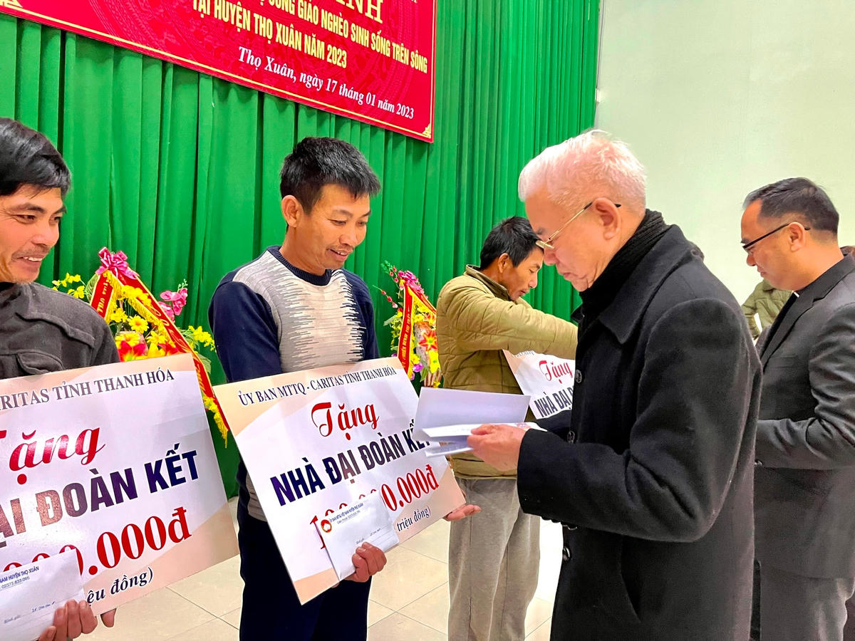 Linh mục Trần Xuân Mạnh, Chủ tịch Ủy ban Đoàn kết Công giáo Việt Nam, Chủ tịch Ủy ban Đoàn kết Công giáo tỉnh Thanh Hóa trao quà cho đông bào sinh sống trên sông tại buổi lễ.