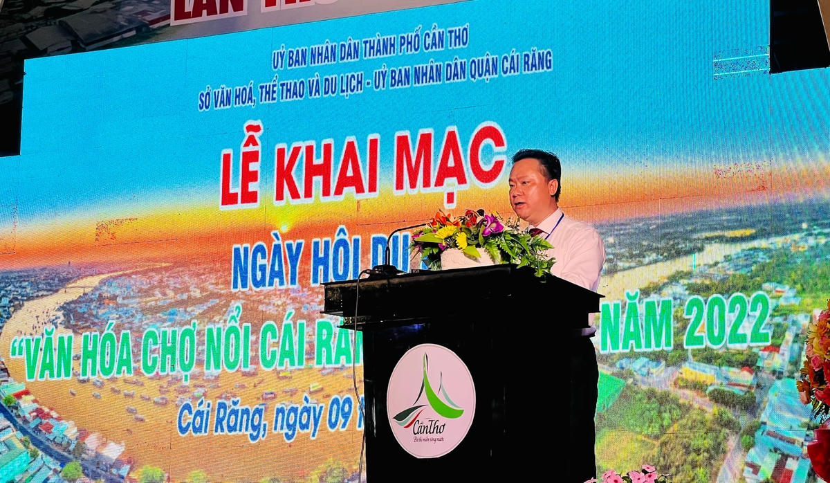 Ông Nguyễn Quốc Cường, Chủ tịch UBND quận Cái Răng phát biểu tại lễ khai mạc ngày hội du lịch  “Văn hóa chợ nổi Cái Răng” .