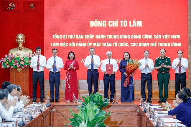 Tổng Bí thư Tô Lâm đến dự làm việc và trao Quyết định của Bộ Chính trị về thành lập Cơ quan Ủy ban Trung ương Mặt trận Tổ quốc Việt Nam