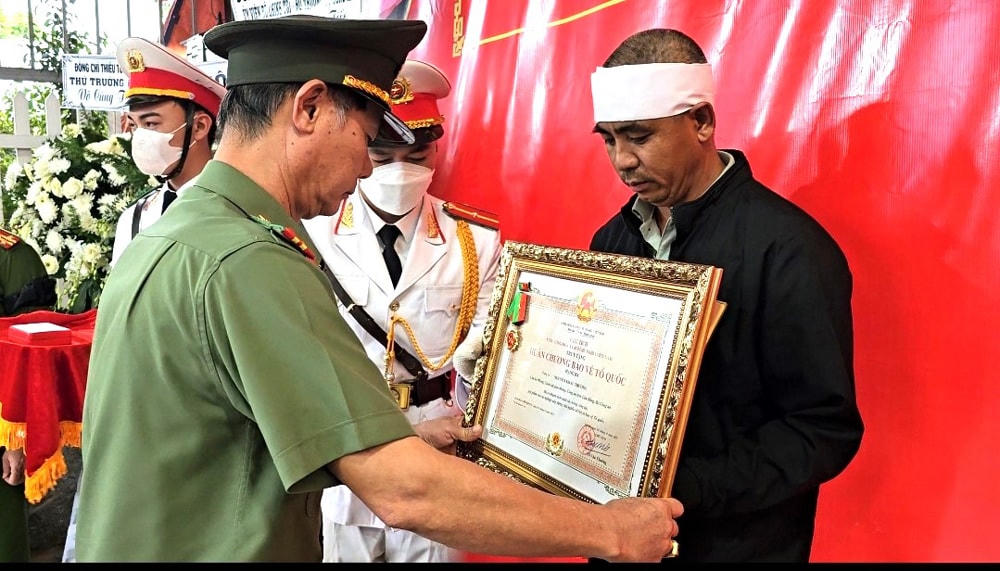 Đại tá Nguyễn Quang Thống, Giám đốc Công an tỉnh Lâm Đồng thừa ủy quyền của Chủ tịch nước trao Huân chương Bảo vệ Tổ quốc hạng Ba cho gia đình liệt sĩ Nguyễn Khắc Thường. 