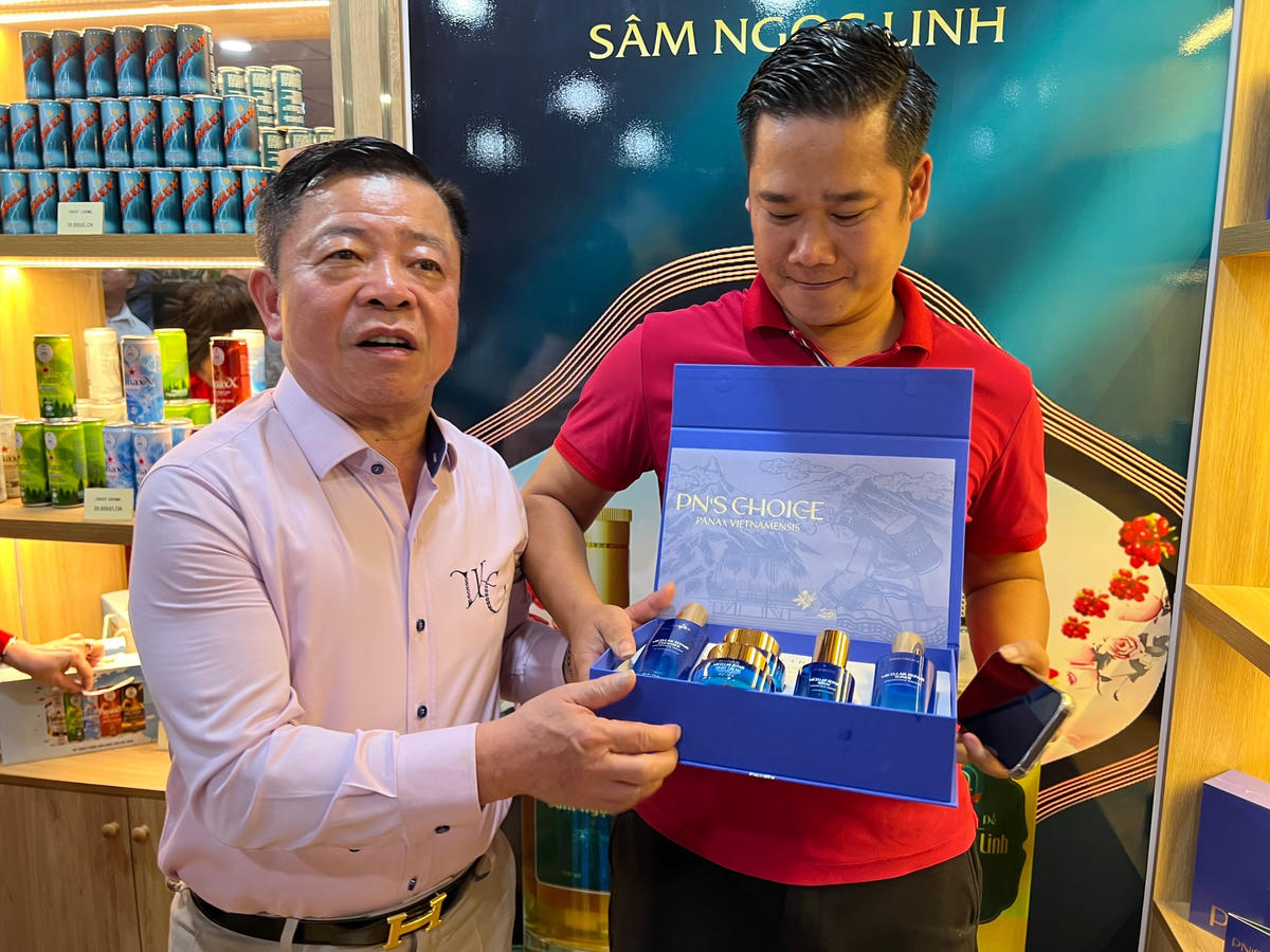 Ông Võ Kim Cự, Chủ tịch Hội đồng quản lý, Viện trưởng viện bảo tồn và phát triển  Sâm Ngọc Linh Việt Nam giới thiệu công nghệ sản xuất với khách hàng.  