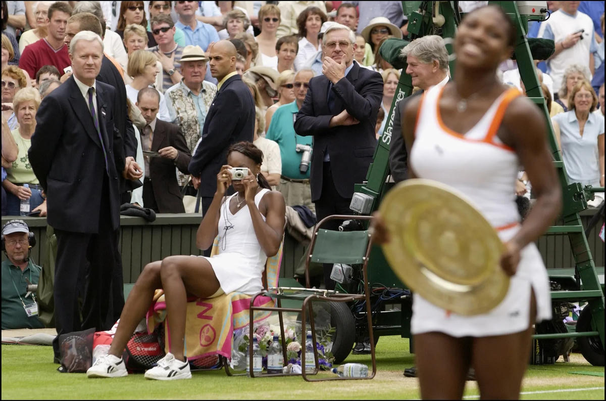 Venus chụp ảnh người chị em của mình sau khi họ gặp lại nhau trong trận chung kết Wimbledon 2003. Ảnh: The Guardian