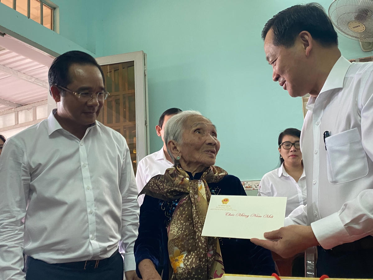 Phó Thủ tướng Lê Minh Khái chúc Tết sớm với Mẹ Việt Nam Anh hùng Lại Thị Bướng.