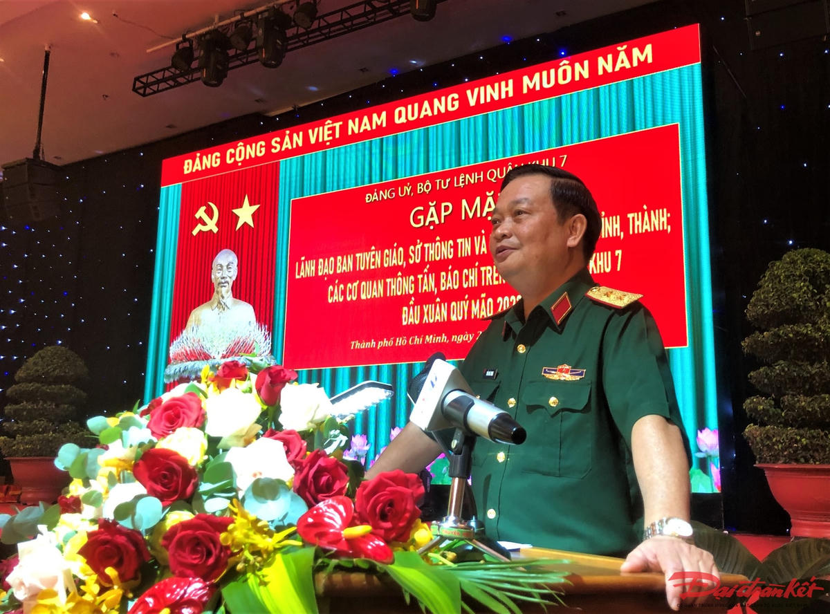 Trung tướng Trần Hoài Trung, Bí thư Đảng ủy, Chính ủy Quân khu 7 phát biểu tại buổi gặp mặt. (Ảnh: Hồng Phúc).