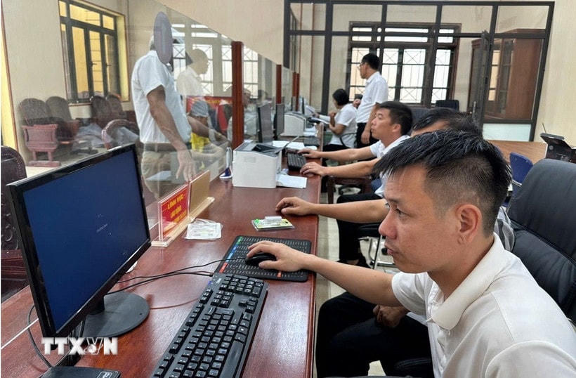 Cán bộ Trung tâm phục vụ hành chính công xã Nam Cường (tỉnh Hưng Yên) thực hiện thủ tục hành chính cho người dân. (Ảnh: Thu Hoài/TTXVN)