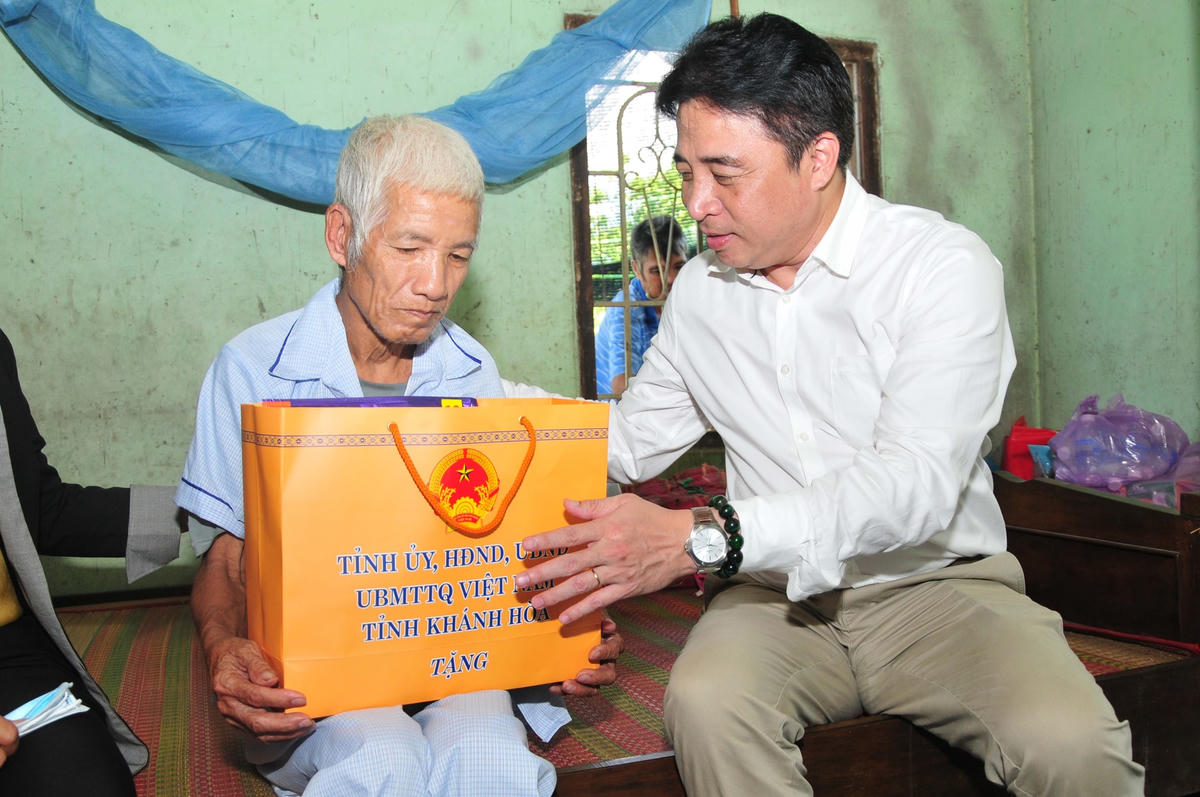 Ông Nguyễn Khắc Toàn, Phó Bí thư Thường trực Tỉnh ủy, Chủ tịch HĐND tỉnh Khánh Hòa thăm, tặng quà cho ông Lục Văn Đố. 