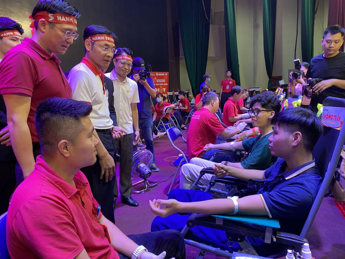 Ban tổ chức chương trình Giọt hồng tri ân động viên, hỏi thăm sức khoẻ các tình nguyện viên hiến máu tình nguyện.