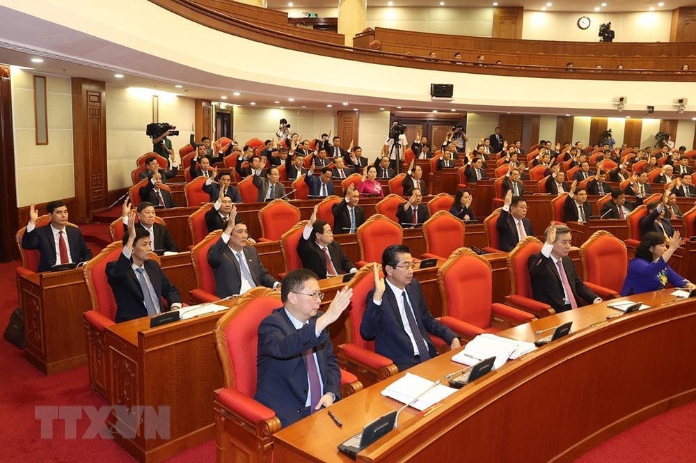 Các đại biểu biểu quyết thông qua Nghị quyết Hội nghị Trung ương giữa nhiệm kỳ khóa XIII. (Ảnh: Trí Dũng/TTXVN).