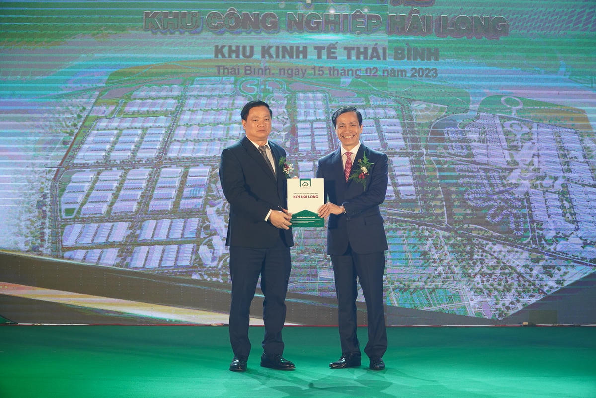 Chủ tịch UBND tỉnh Thái Bình Nguyễn Khắc Thận (trái) trao giấy chứng nhận đăng ký đầu tư cho đại diện Công ty Cổ phần Đầu tư hạ tầng KCN Bảo Minh.