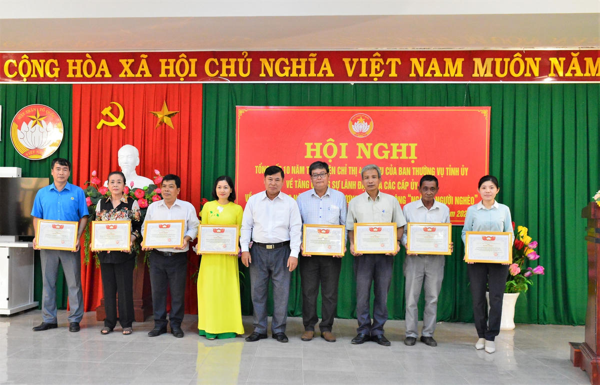  Ông Đổng Hoàn, Phó Chủ tịch Ủy ban MTTQ Việt Nam tỉnh Ninh Thuận trao Bằng khen cho tập thể và cá nhân có thành tích xuất sắc, trong thực hiện Chỉ thị số 41-CT/TU của Ban Thường vụ Tỉnh ủy. 