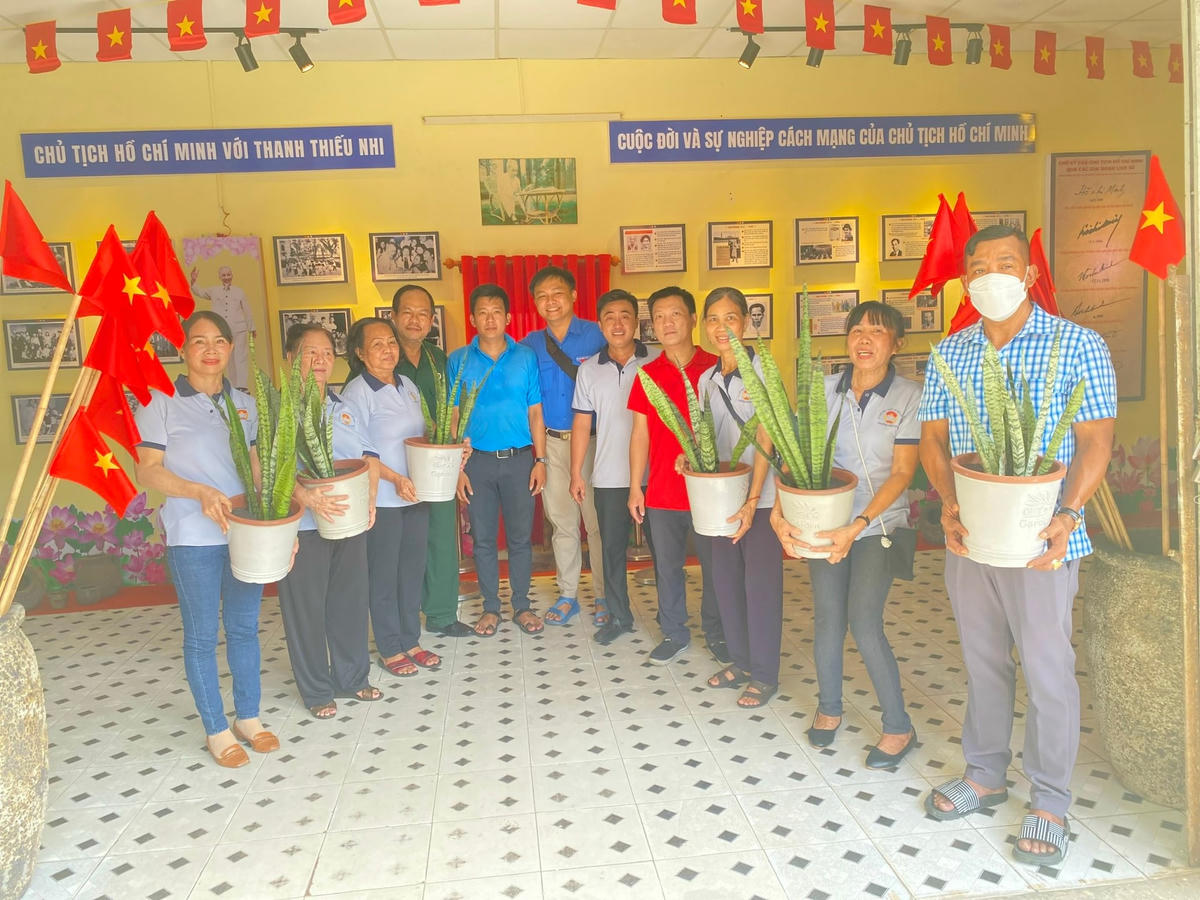 Cán bộ mặt trận và đoàn thanh niên tuyên truyền, vận động người dân bảo vệ môi trường xanh, xây dựng đô thị xanh - sạch - đẹp (Ảnh: Thanh Bình).