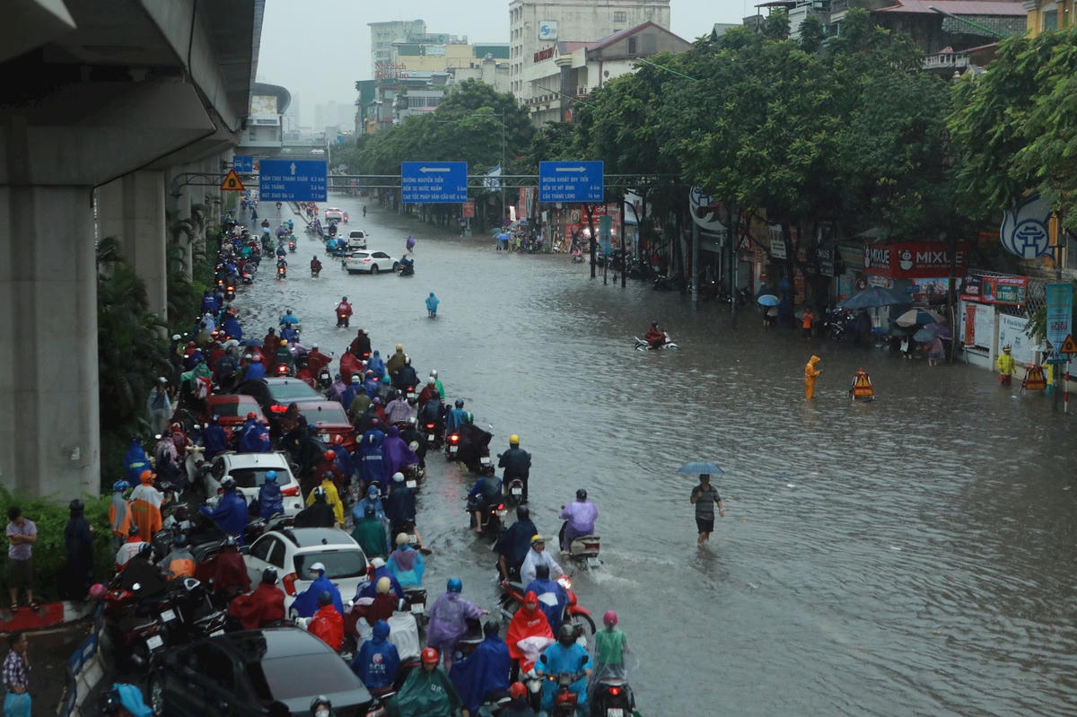 Đường Nguyễn Trãi (quận Thanh Xuân, Hà Nội) biến thành sông sau cơn mưa lớn kéo dài từ tối 27 đến sáng 28/9/2023.