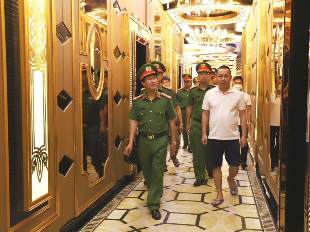 Đại tá Đặng Hoài Sơn, Phó giám đốc Công an tỉnh Hà Tĩnh trực tiếp kiểm tra tại các cơ sở kinh doanh karaoke trên địa bàn TP Hà Tĩnh.