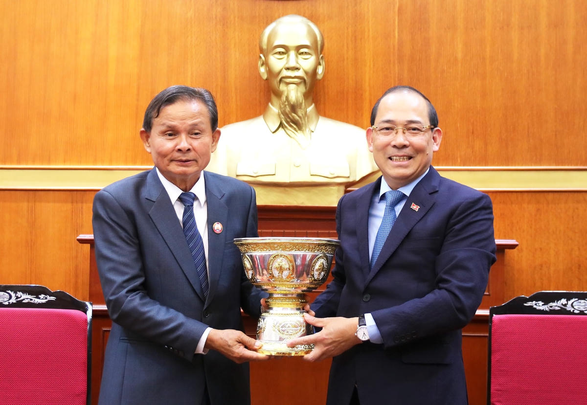Ông Chanpheng Soutthivong tặng quà lưu niệm cho Phó Chủ tịch Hoàng Công Thủy.
