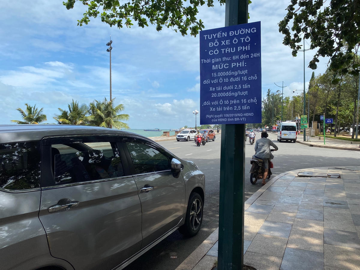 Biển báo thu phí các loại xe đã được gắn dọc các khu vực đậu, đỗ để chủ phương tiện nắm bắt thực hiện.
