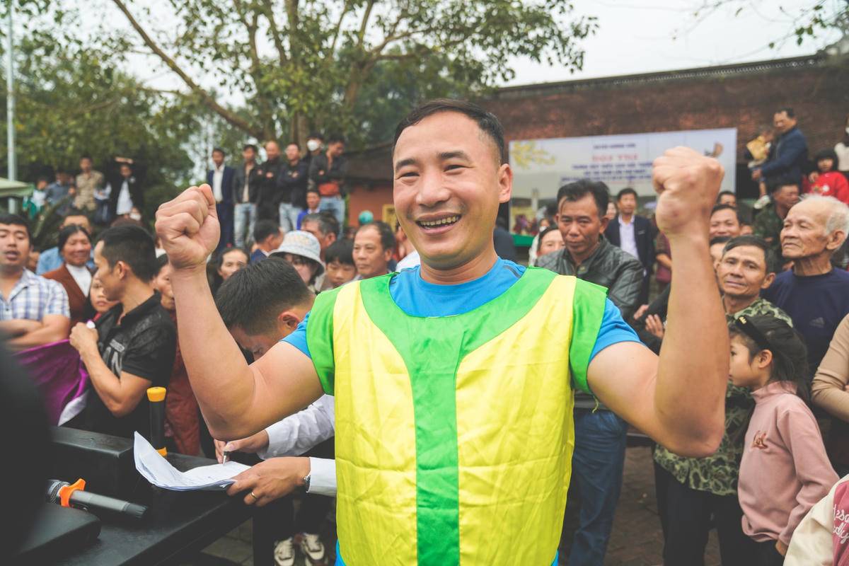 Anh Phan Thành Trung (thôn Bảo Thượng, xã Quang Diệm) xuất sắc vượt qua các đối thủ, giành giải nhất của hội thi vật tay nhóm từ 39 tuổi trở xuống.