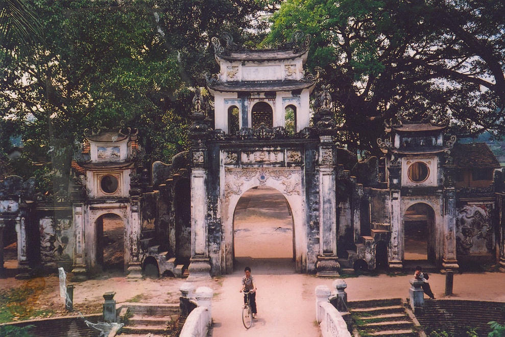 Cổng chùa Bối Khê (Thanh Oai, Hà Nội).  
