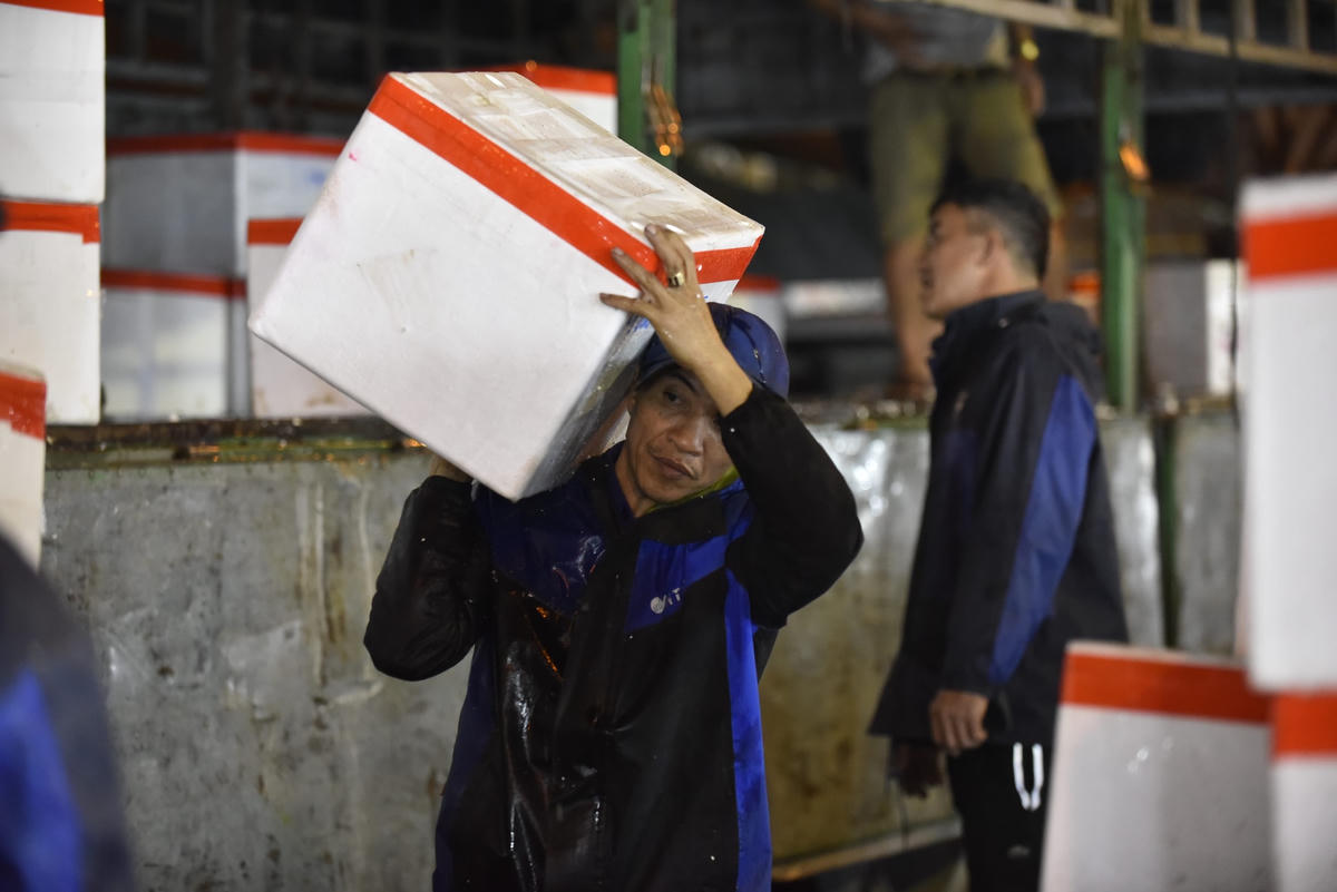 Giữa đêm khuya giá lạnh, người đông, việc ít nên ai cũng cố kiếm được một xe hàng để "bán sức" với mong muốn kiếm thêm tiền để trang trải cuộc sống và có một cái Tết thêm đủ đầy.