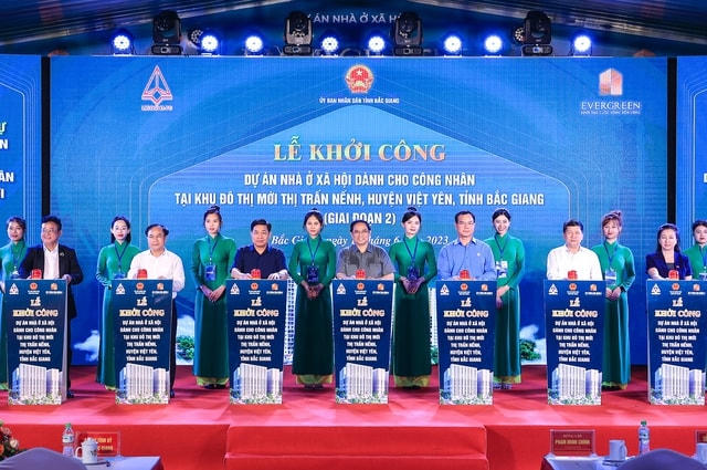 Thủ tướng Phạm Minh Chính và các đại biểu nhấn nút khởi công dự án. Ảnh: VGP/Nhật Bắc.