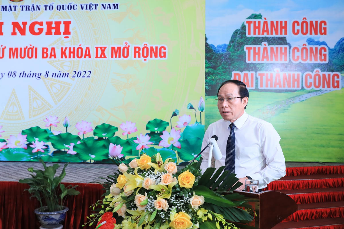Phó Chủ tịch - Tổng Thư ký Lê Tiến Châu báo cáo kết quả công tác Mặt trận 6 tháng đầu năm, nhiệm vụ trọng tâm trong 6 tháng cuối năm 2022. Ảnh: Quang Vinh.