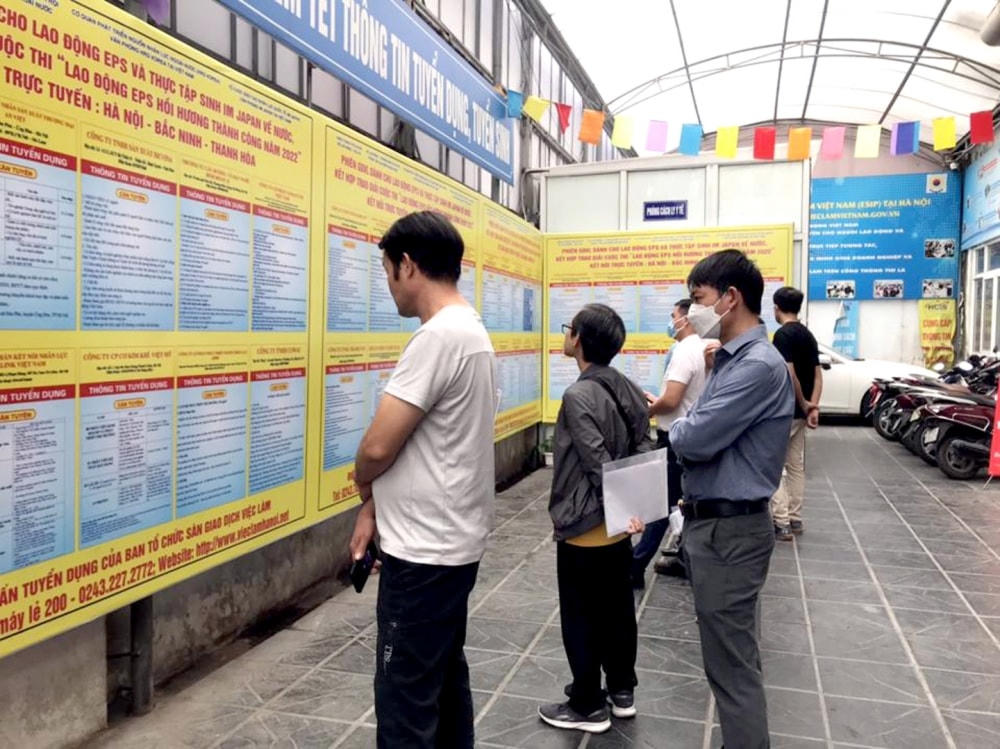 Người lao động tìm việc sau khi về nước tại Trung tâm Dịch vụ việc làm Hà Nội.