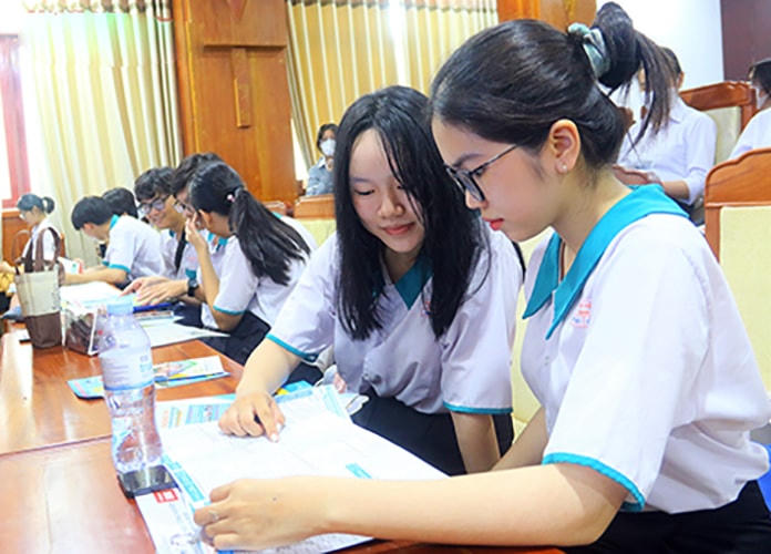 Thí sinh tư vấn chọn ngành học phù hợp (Ảnh minh họa).