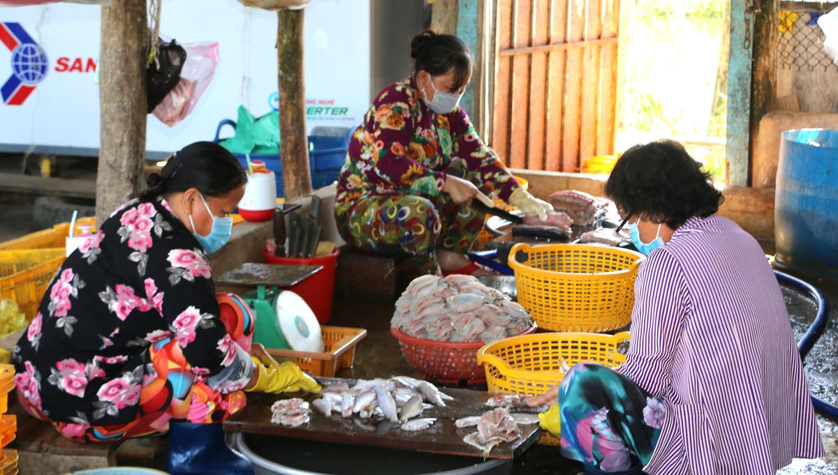 Công đoạn xẻ cá làm khô.