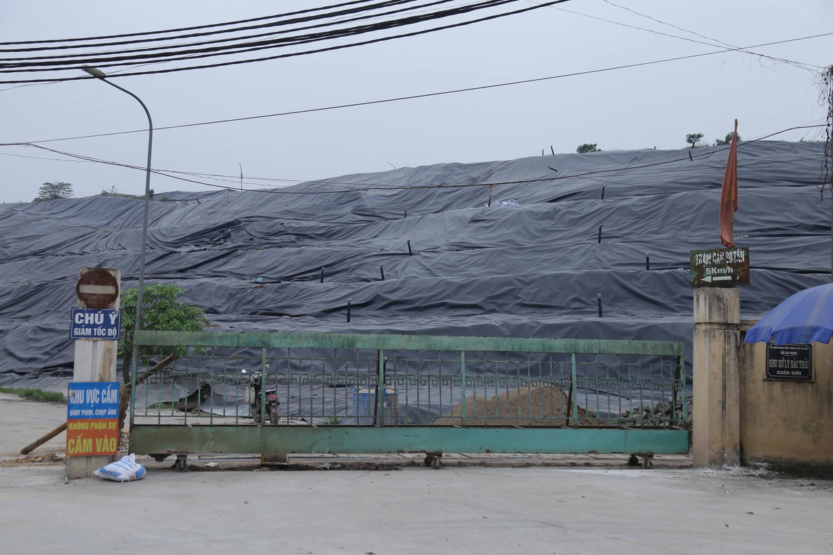Theo báo cáo của Trung tâm Kỹ thuật Tài nguyên và Môi trường (Sở TN&MT Hà Nội), từ ngày 7/2, khu xử lý rác thải Xuân Sơn (trên địa bàn 2 huyện Sơn Tây và Ba Vì) tạm dừng tiếp nhận, xử lý rác do một số hộ dân tập trung tại cổng để kiến nghị chính sách đền bù giải phóng mặt bằng, di dời vùng ảnh hưởng bán kính 500m.