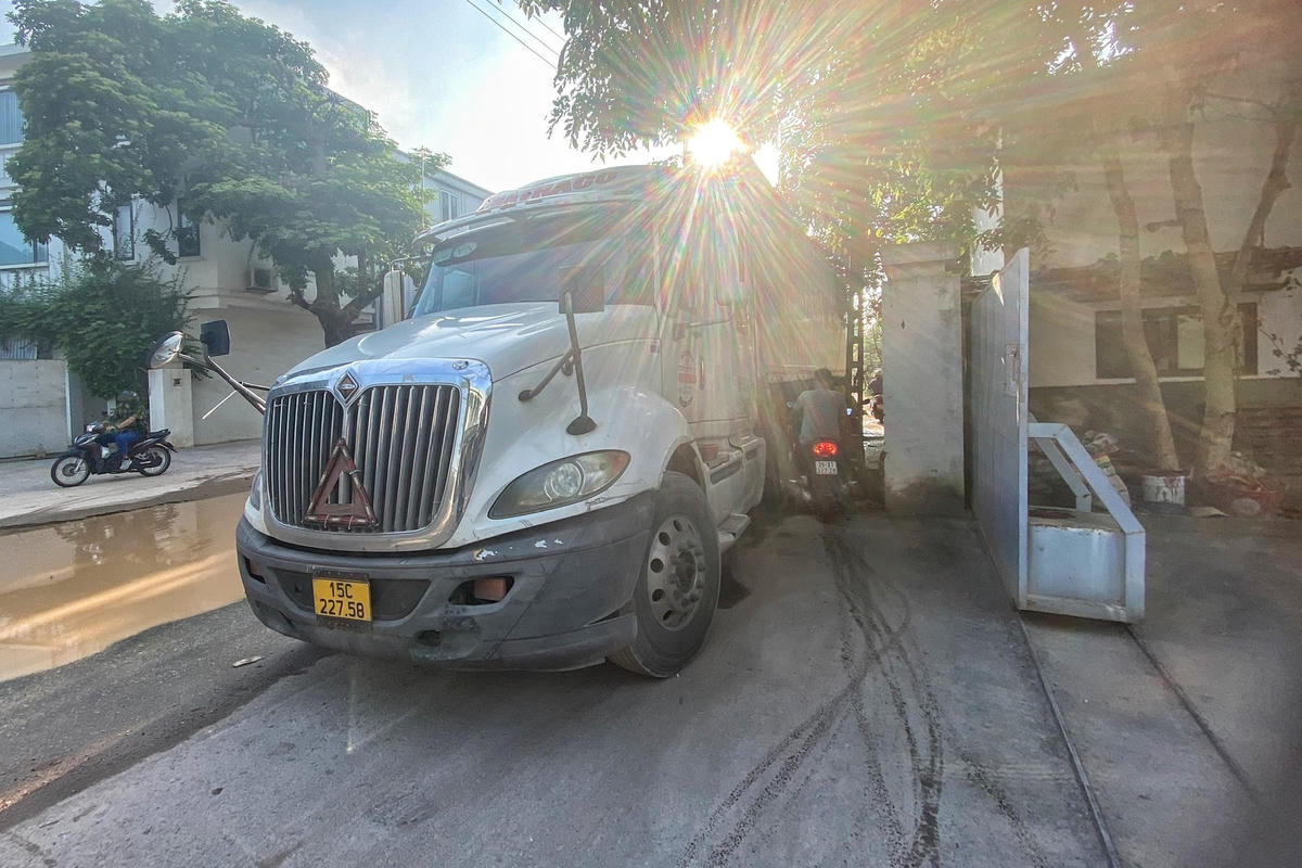 Thậm chí, do đường xuống cấp người dân buộc phải di chuyển vào mép đường thì cũng bị những chiếc container chiếm hết đường phải lách qua những khe rất nhỏ.