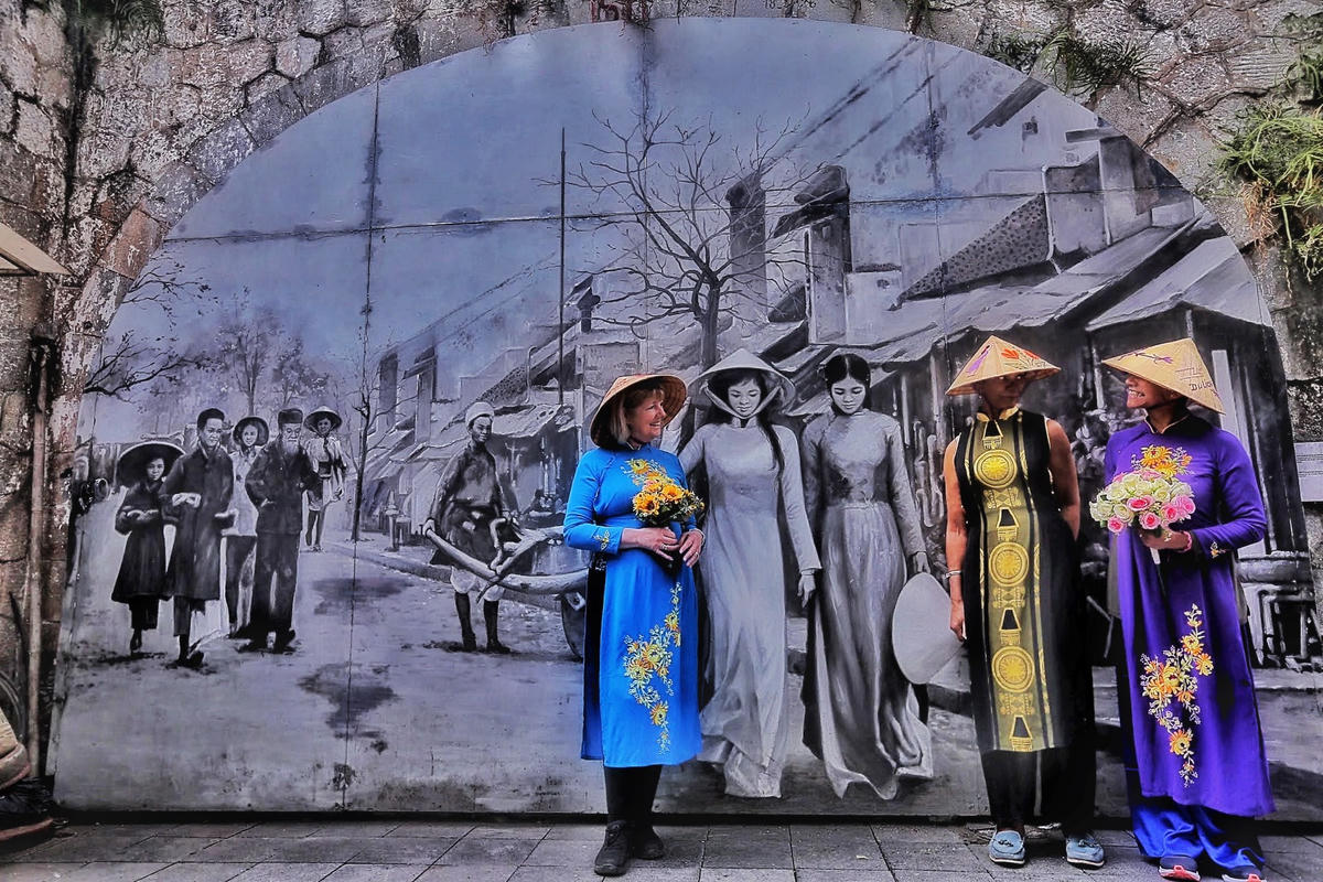 [ẢNH] Hà Nội: Phố bích họa Phùng Hưng khoác 'áo mới' đón Tết&nbsp;