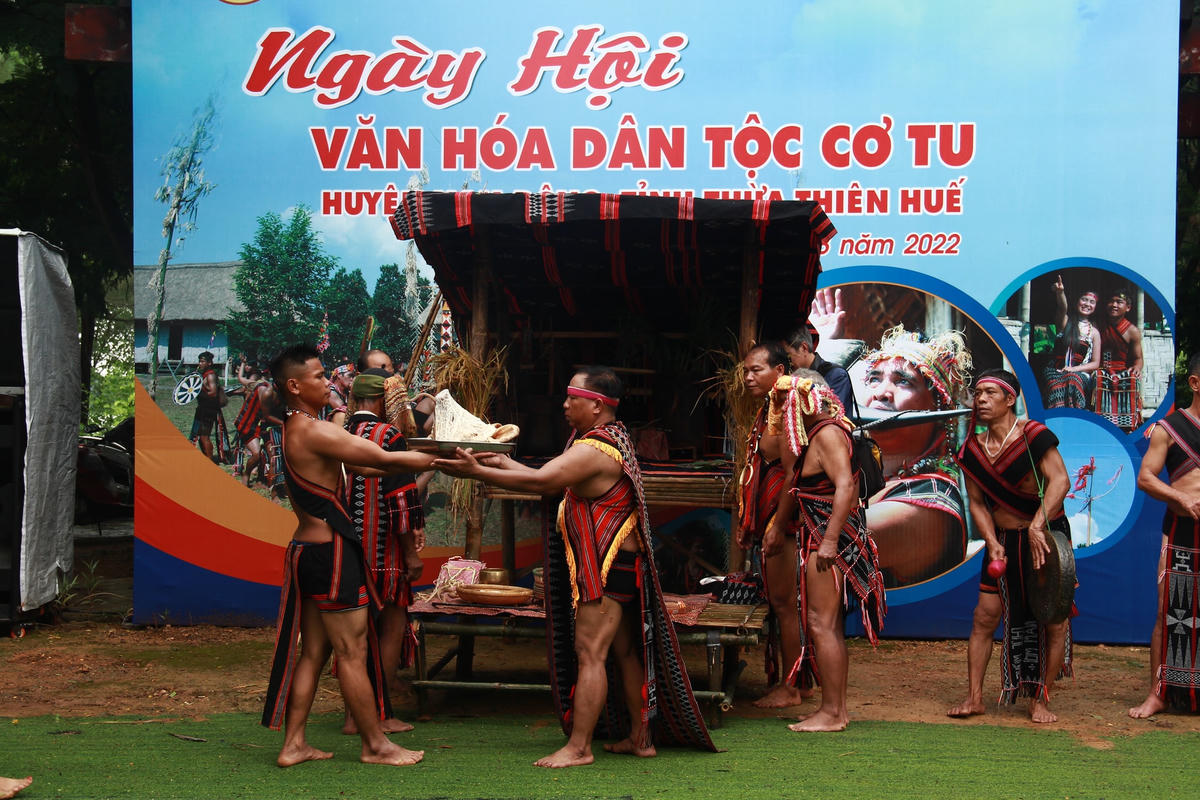Lễ mừng lúa mới của đồng bào Cơ tu huyện Nam Đông, tỉnh Thừa Thiên Huế.