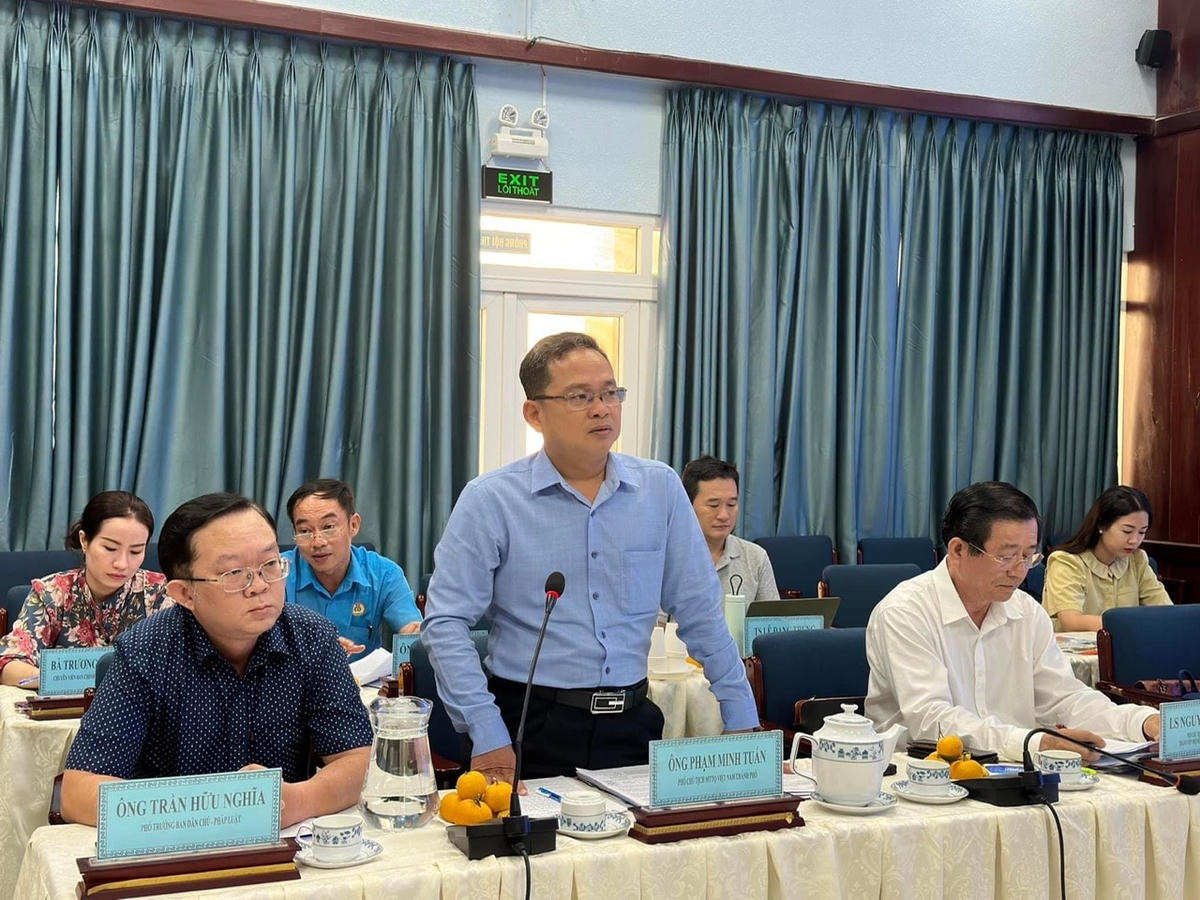 Ông Phạm Minh Tuấn, Phó Chủ tịch Ủy ban MTTQ Việt Nam Thành phố phát biểu tại buổi giám sát.