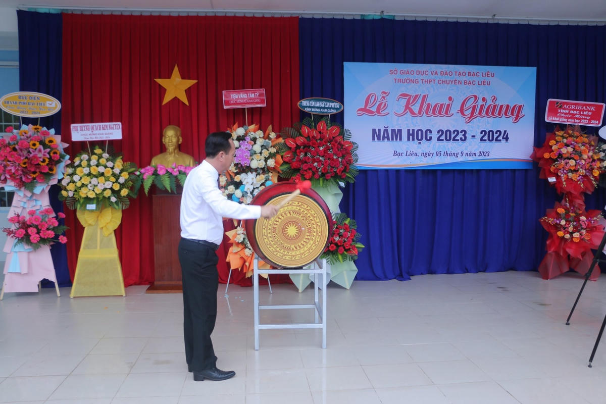 Chủ tịch UBND tỉnh Bạc Liêu Phạm Văn Thiều dự lễ và đánh trống khai giảng năm học tại trường THPT chuyên Bạc Liêu.