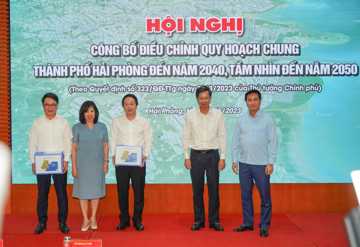 Bàn giao hồ sơ tài liệu quy hoạch chung TP Hải Phòng.