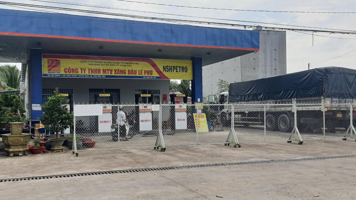 Cây xăng trên tuyến Cầu Sập - Ninh Quới đoạn ở ấp Tràm 1, xã Long Thạnh huyện Vĩnh Lợi tỉnh Bạc Liêu đóng cửa do hết nguyên liệu.
