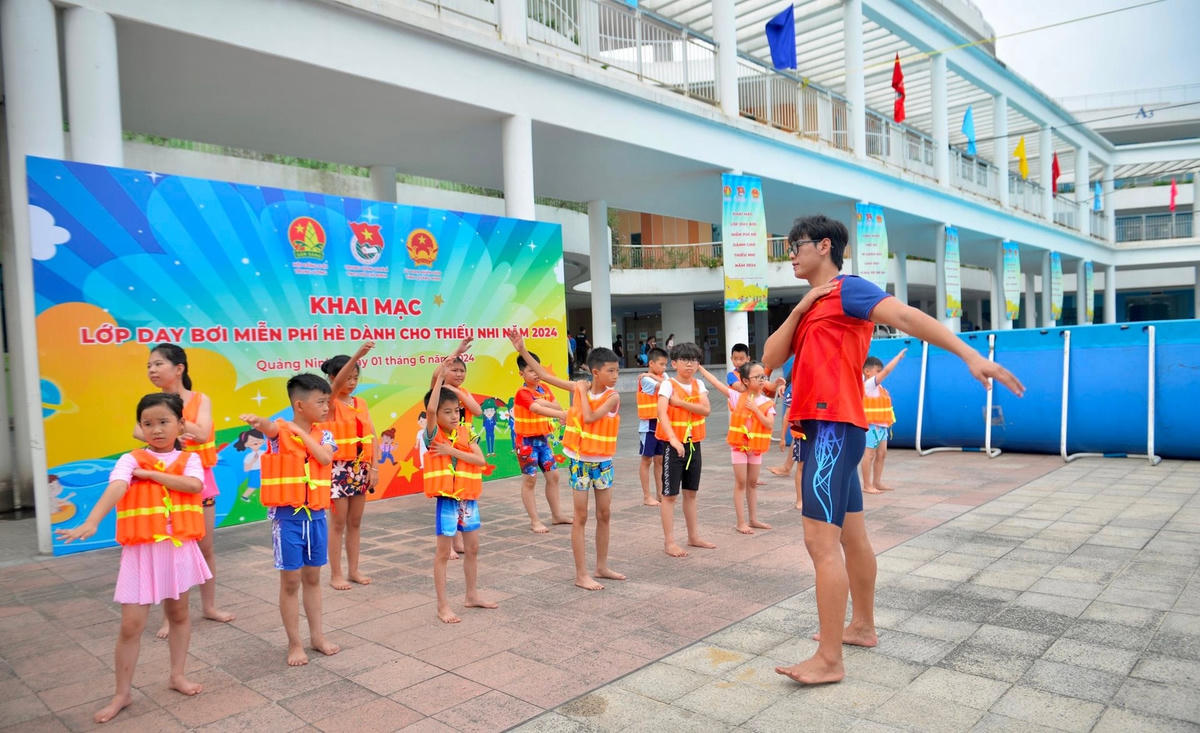 Trung ương Đoàn, Hội đồng Đội Trung ương và Tỉnh đoàn Quảng Ninh phối hợp tổ chức dạy bơi miễn phí và trao tặng thiết bị học bơi dành cho thiếu nhi có hoàn cảnh khó khăn, với mục đích lan tỏa thông điệp thúc đẩy phong trào rèn luyện thể thao, nâng cao sức khỏe thể chất, phòng chống đuối nước cho trẻ em.