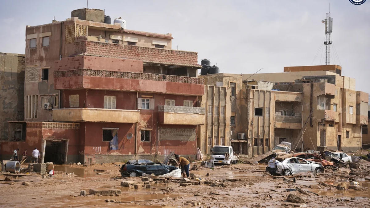 Ô tô và đống đổ nát trên đường phố ở Derna, Libya. Ảnh: CNN.