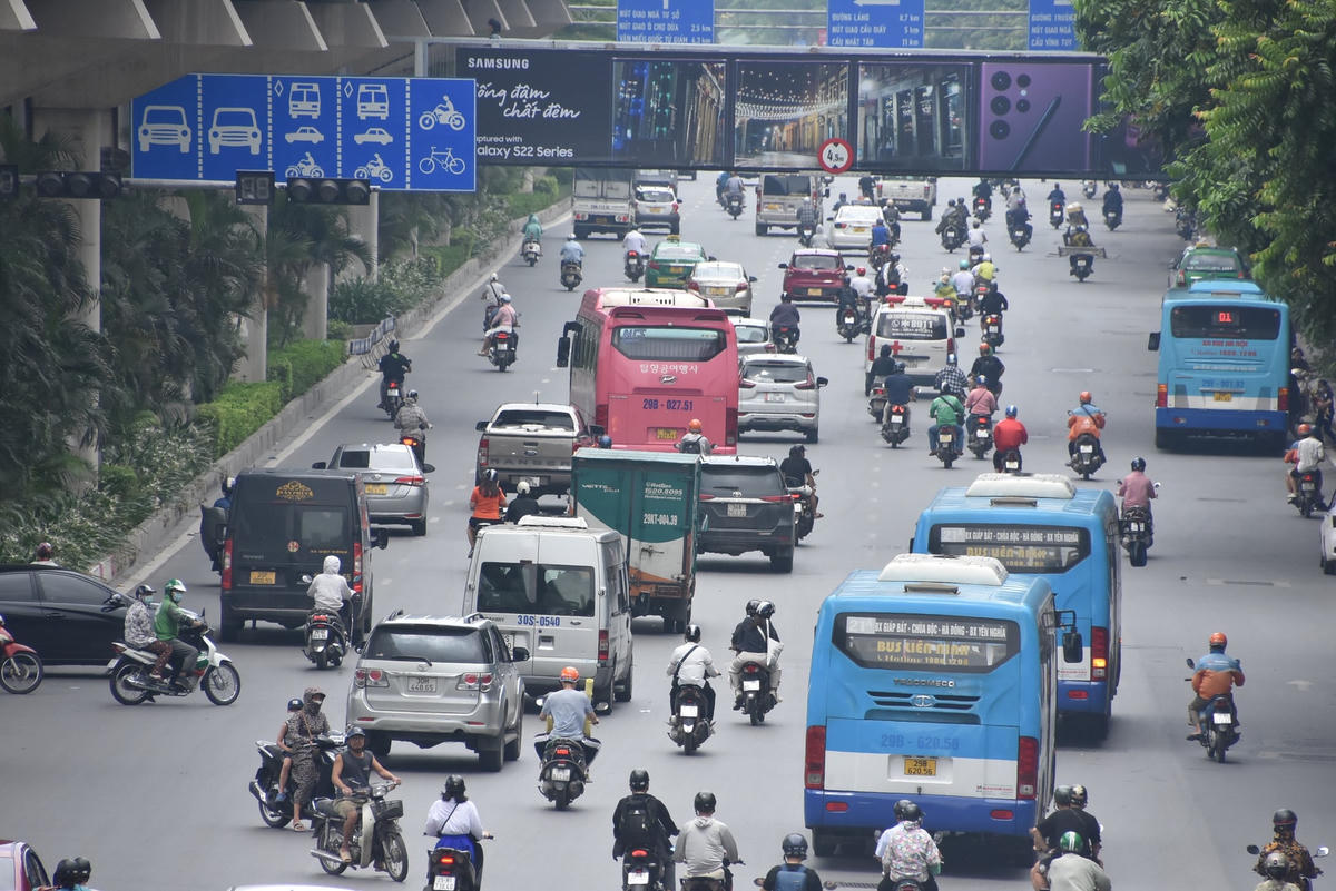 Cụ thể, 3 làn sát dải phân cách xe ô tô được phép hoạt động; 2 làn sát vỉa hè chỉ dành cho xe máy - xe đạp và xe buýt hoạt động. Thời gian thực hiện dự kiến từ ngày 15/7 đến ngày 30/7/2022.