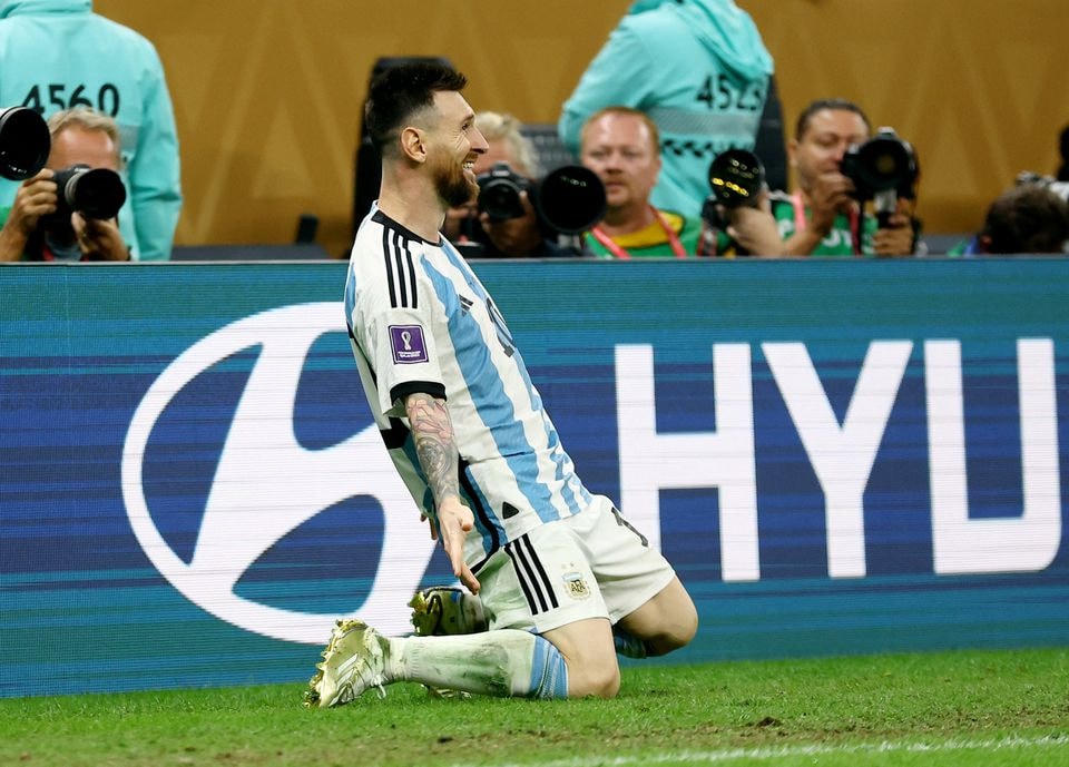 Messi ăn mừng bàn thắng đầu tiên trong trận chung kết. Ảnh: Reuters.