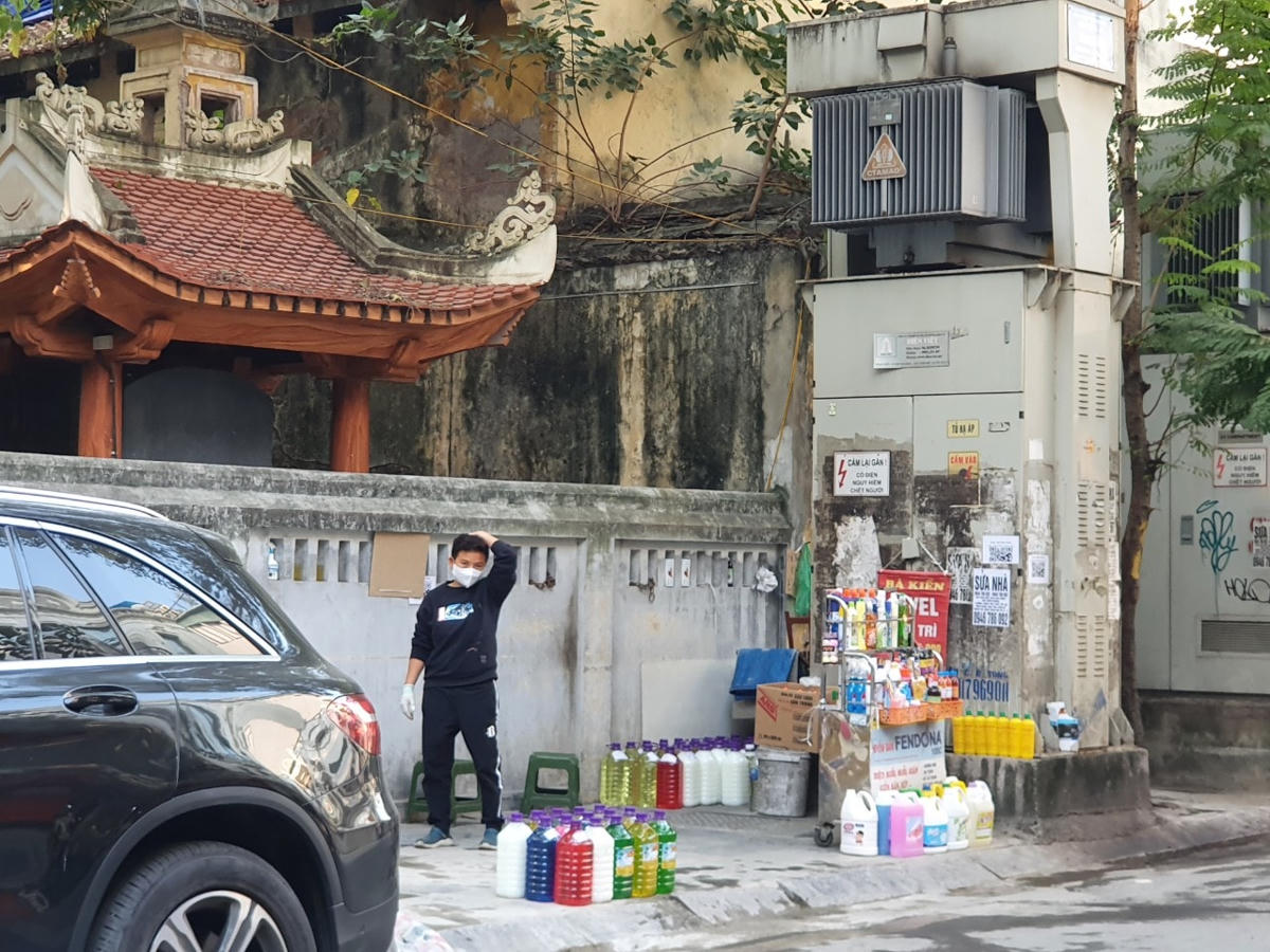 Hà Nội với nhan nhản quán trà đá ven đường lấn chiếm vỉa hè của người đi bộ.