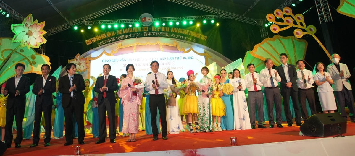 Lãnh đạo Quảng Nam tặng hoa cho các diễn viên tham dự chương trình.