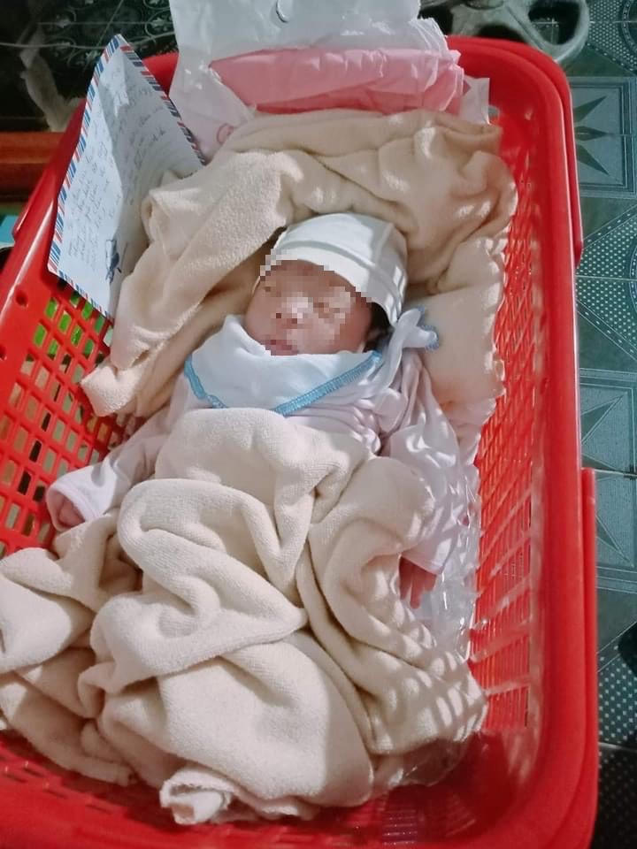 Cháu bé sơ sinh bị bỏ rơi hiện đang được một gia đình chăm sóc.