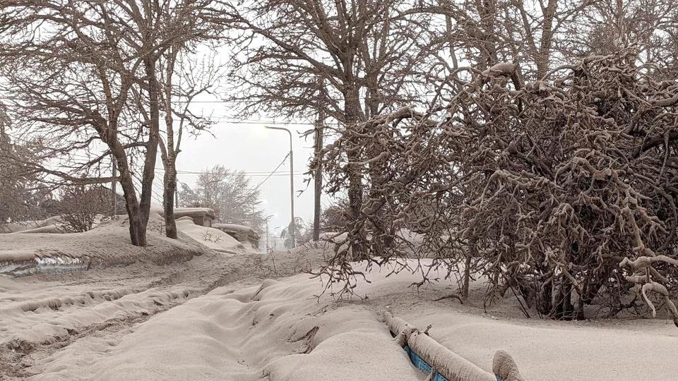 Tro bụi phủ khắp nơi ở những khu vực lân cận. Ảnh:Reuters.