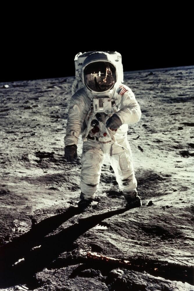 Ngày 20/7/1969, Armstrong trở thành  người đầu tiên đặt chân lên Mặt trăng. Nguồn: Reuters.  